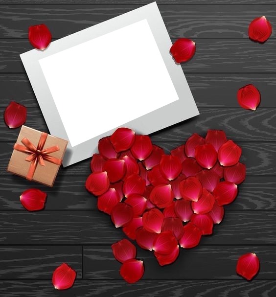 marco sobre madera, detalle corazón de pétalos de rosas rojas Fotomontaż
