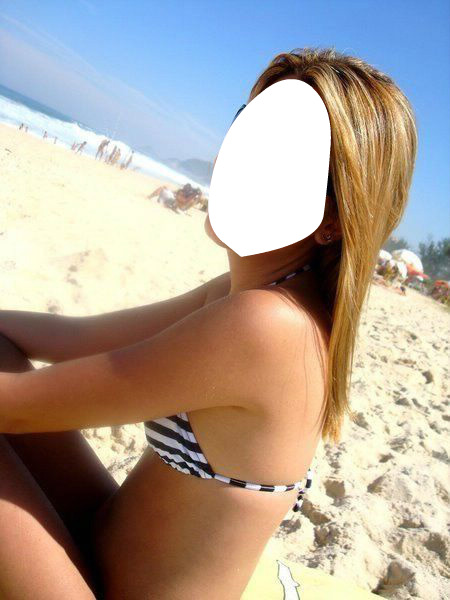 menina na praia Fotomontaggio