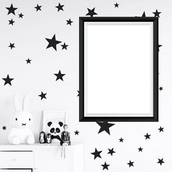marco negro en pared blanca con estrellas negras, una foto. Valokuvamontaasi